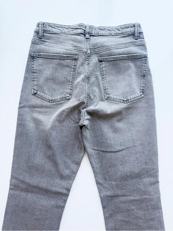Zara Gray High Waisted Straight Legged Jeans size 8 - Image 5