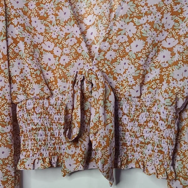 Forever 21 vneck long sleeve floral crop top sz M - Image 2