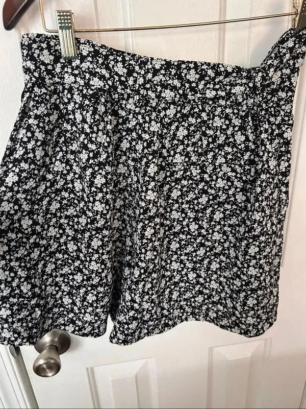 Vici women’s floaty shorts flowery black and white with the belt size medium new - Image 3