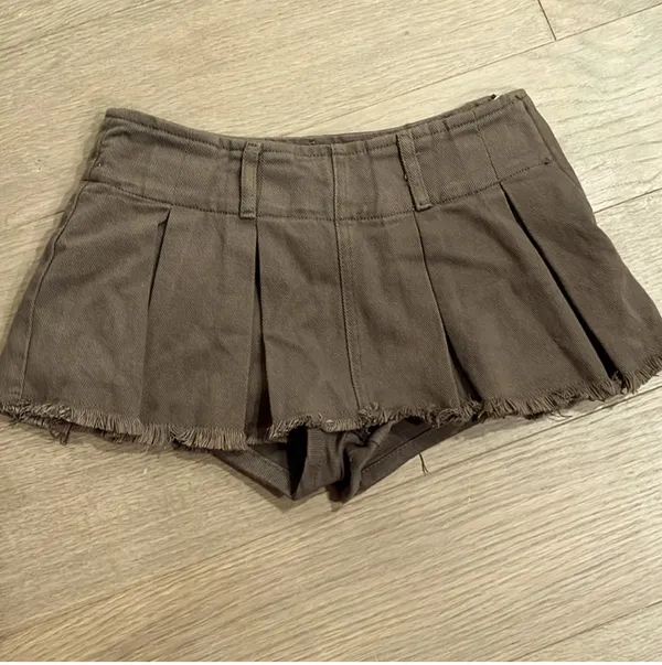 Edikted NWOT olive green pleated skort Washed Denim Pleated Micro Skort - Image 4