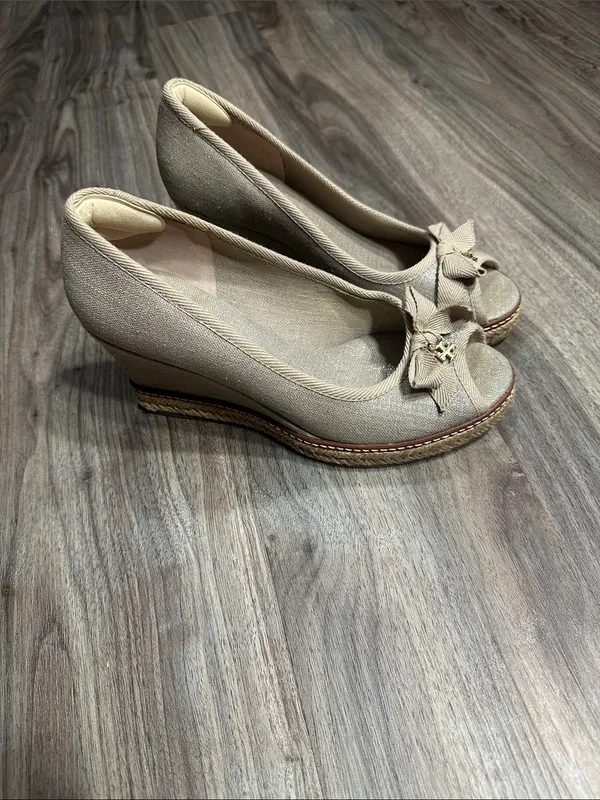 Tory Burch Espadrille Wedge Peep Toe Bow Pumps Metallic Beige. - Image 4