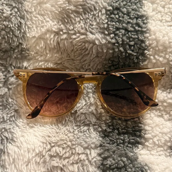 Stylish Gold Sunglasses - Image 3