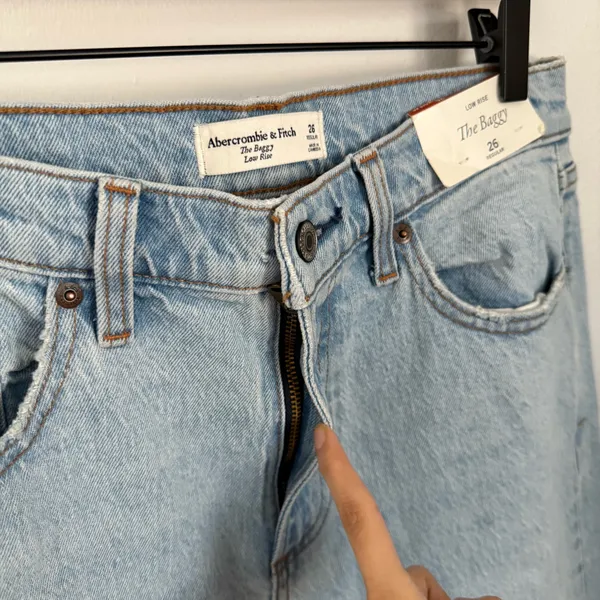 Abercrombie & Fitch 26 NEW Baggy Low Rise Jeans Light Wash Distressed Knee - Image 4