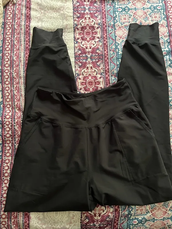 Old Navy Black High-Rise Leggings with Side Pocket - Image 2