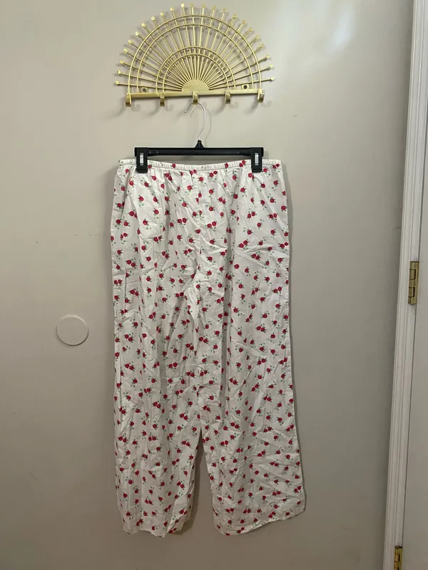 Colsie White Pants with Red Rose Print Size M - Image 2