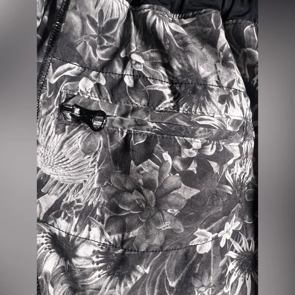 Lululemon Hotty Hot Short Flowabunga Black Angel Wing / Black. Size 8 - Image 5