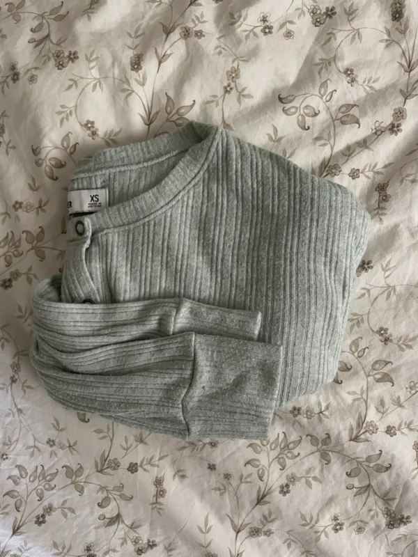 Hollister Light green sweater - Image 4