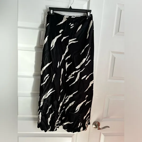 Reformation Pratt Silk Skirt in‎ Black and Cream Print NWT 4 - Image 10