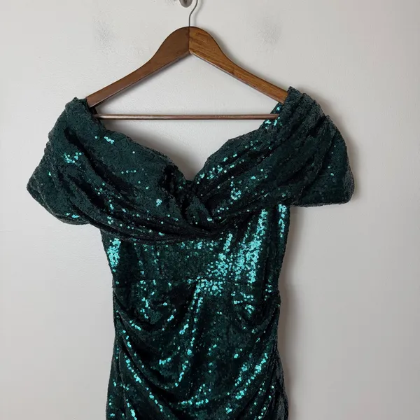 Ellae Lisque I'm the Gift Emerald‎ Green Off Shoulder Sequin Mini Dress Medium - Image 4