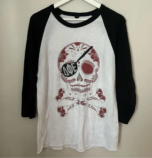 Tultex Delta Phi Epsilon Baseball Tee 3/4 Sleeve Pirate Skull Graphic DPhiE Casual - Image 3