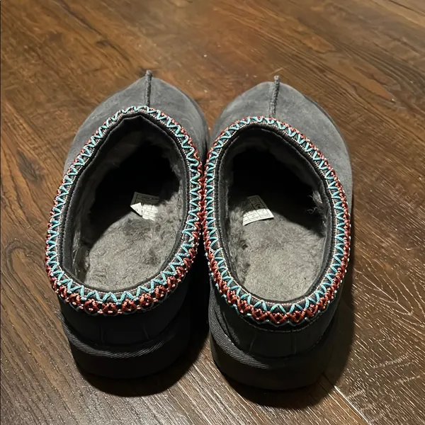 UGG Gray Slippers with Colorful Trim - Image 4