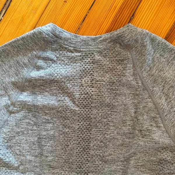 Lululemon Swiftly Tech Long Sleeve Crew 2.0 in Slate/White Size 4 - Image 5