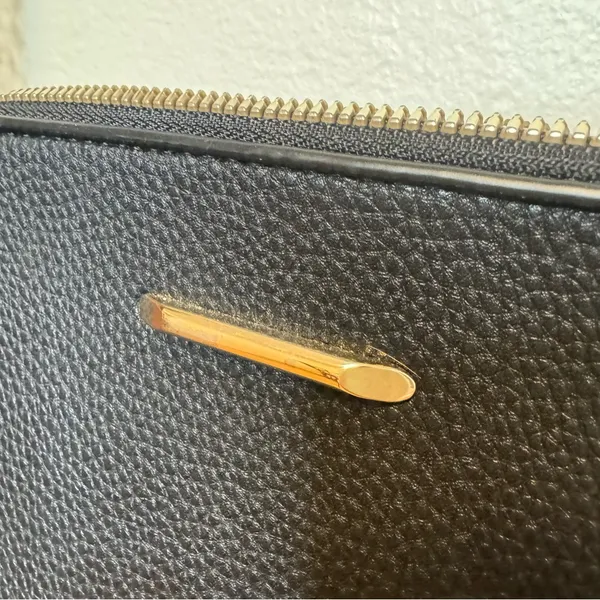 Black cross-body purse with gold detailing - Image 11