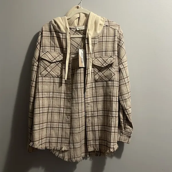NEW IN Oversized Flannel Button Down Plaid Jacket Raw Hem NWT Tan Size M - Image 4
