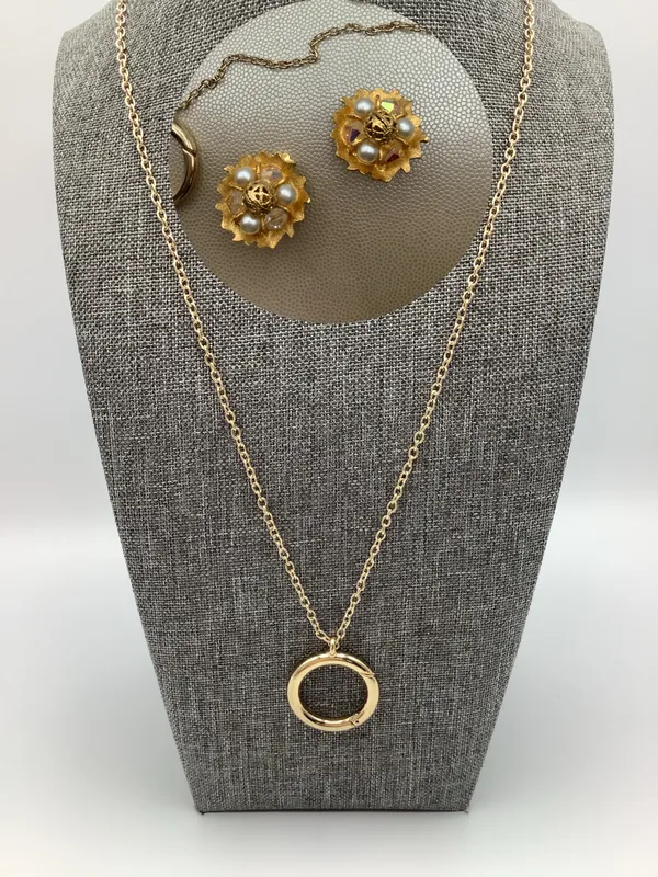 Vintage Gold Tone Circle Pendant Matinee Necklace - Image 3