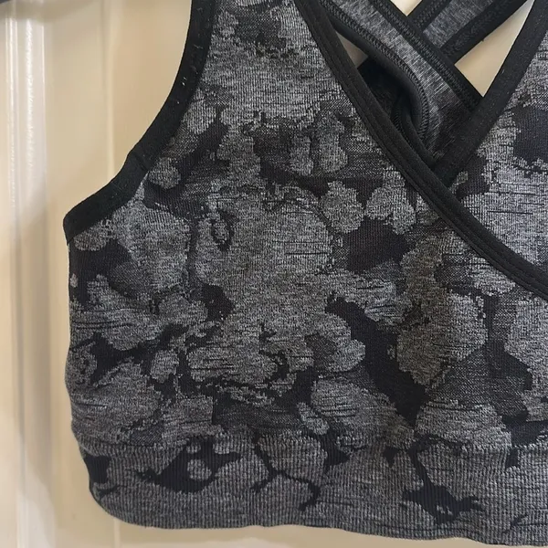 Gymshark Adapt Camo Seamless Sports Bra Black Size Small - Image 4