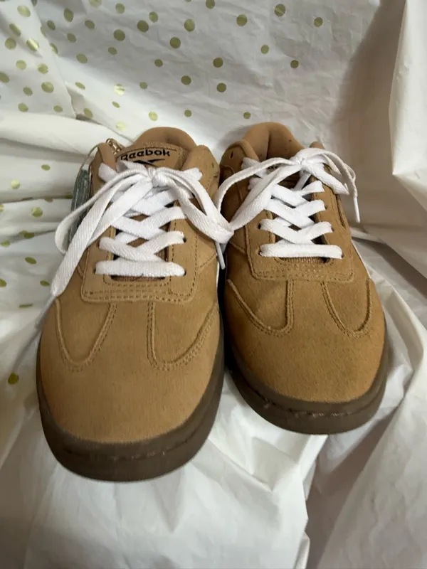 Reebok tan and white suede sneakers - Image 2