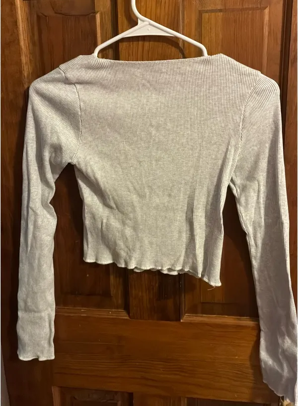 Brandy Melville Cropped Grey Long Sleeve - Image 2