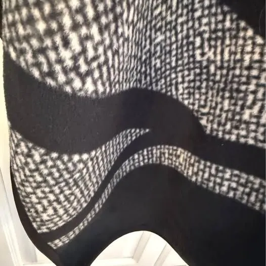 Ike Behar Fleece Poncho Wrap Black Geometric Open Shawl XL - Image 5