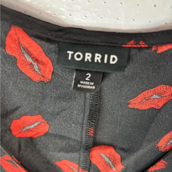 TORRID 2X Lips Kiss Black Blouse with Red Lip Pattern Cold Shoulder Top - Plus - Image 9