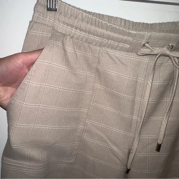 Nine West Tan, Beige, white Plaid Casual women’s Joggers Size Medium - Image 7