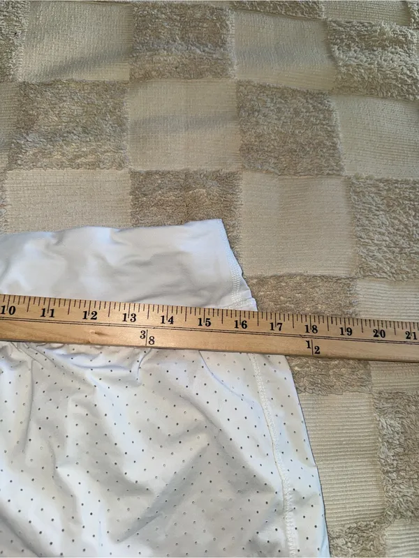 Lululemon Final Lap Short (2.5")
White size 8 - Image 3