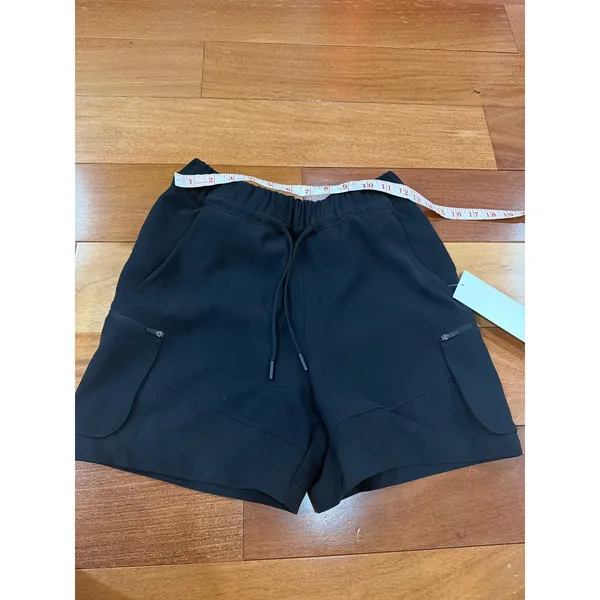 NWT Lululemon Relaxed HR Cargo Short Womens Black Travel Woven High Rise 4.5" 4 - Image 7
