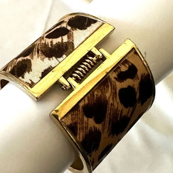 Gold tone leopard hinged bangle bracelet - Image 2
