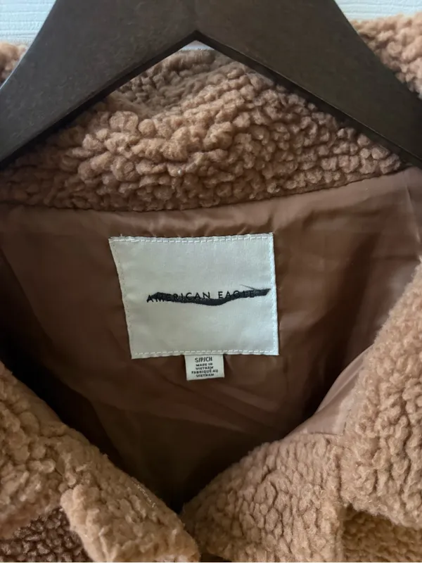 American Eagle Cropped Teddy Sherpa Button Up Jacket in Tan - Image 4