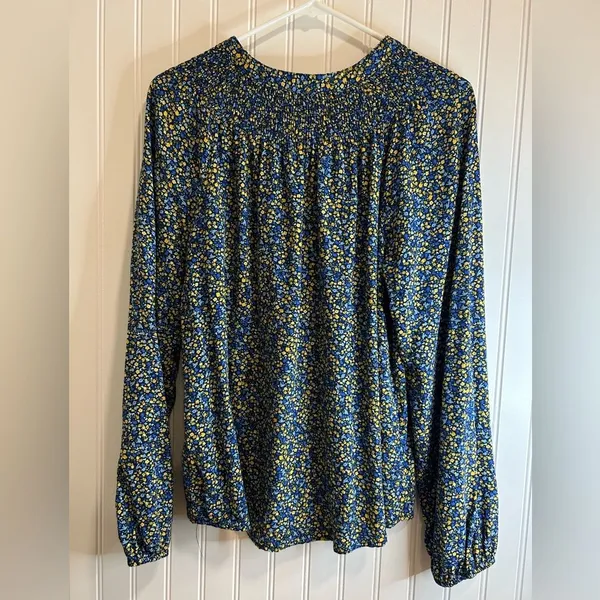 Croft & Barrow women Blue and Yellow Floral Top long sleeeve. - Image 2