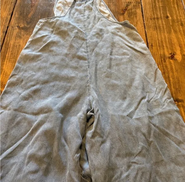 En Crême Light Wash Oversized Overalls - Image 4