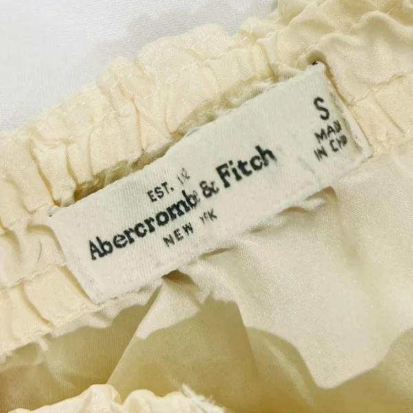 Abercrombie & fitch New York 100% silk top size small in a cream ivory color - Image 9