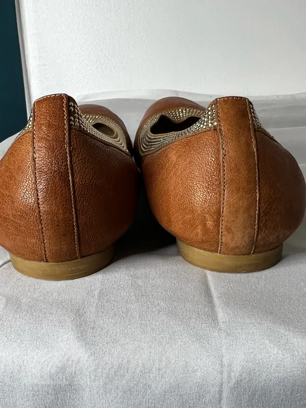 Stuart Weitzman Tan Brown Leather Ballet Flats with Crystal Trim Size 8.5 - Image 3