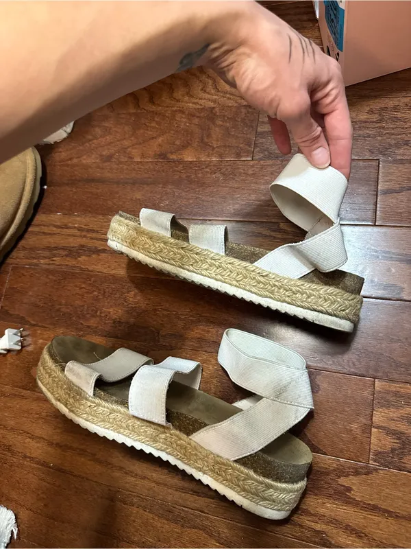 Cushionaire White Strappy Platform Sandals Size 9 - Image 8