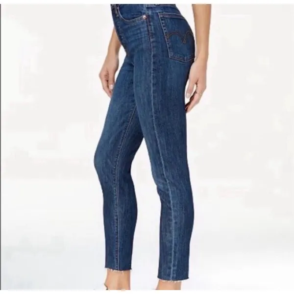 Levis Women’s Wedgie Skinny Medium Wash Button Fly Raw Hem Size‎ 26 - Image 3