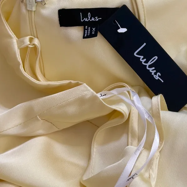 Lulus Signature Elegance Pale Yellow Satin One-Shoulder Maxi Dress size XS NWT - Image 4