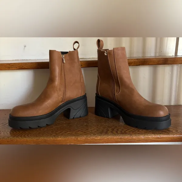 New York‎ & Company Tesla Block Heel Faux Leather Chelsea Boots Size 11 NWOT - Image 5