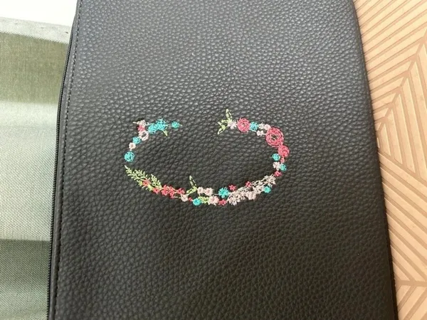Thirty-one Wristlet bag embroidered with a floral “C” - Image 2