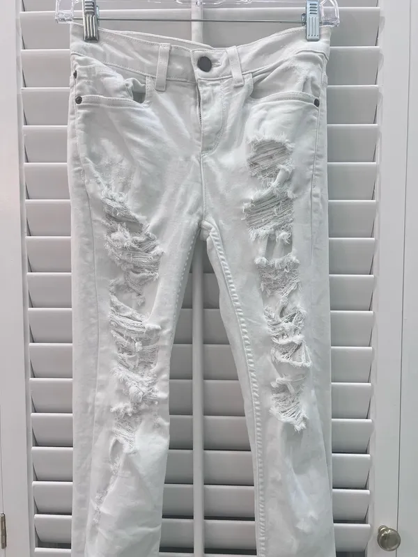 Alice + Olivia Distressed White Skinny Jeans - Image 2