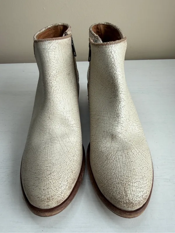 Frye Carson Piping Off-White Leather Crackled Vintage Chelsea Casual Ankle Boots - Image 4