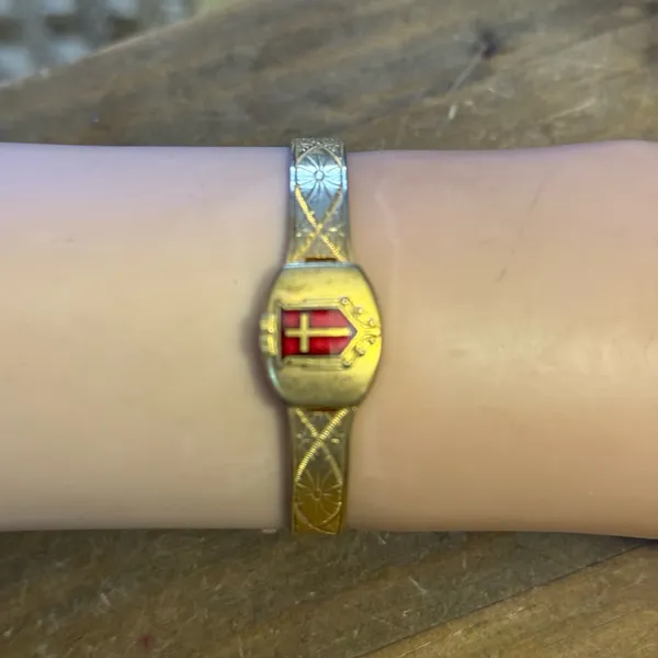 Vintage gold tone embossed red shield cross cuff bracelet - Image 3