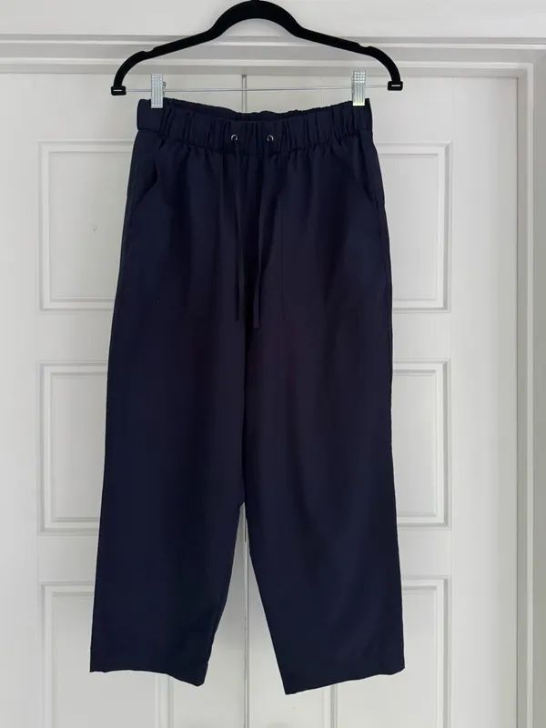 Old Navy High-Waisted StretchTech Utility
Crop Pants, Navy - Medium - Image 3