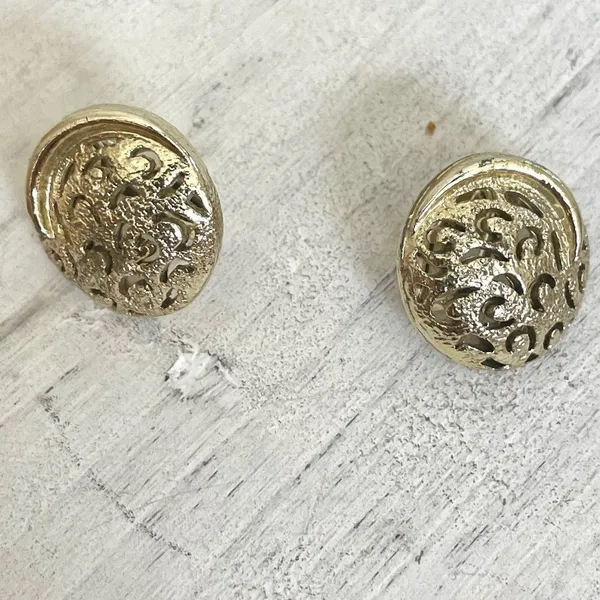Small gold tone clip on earrings - Image 5