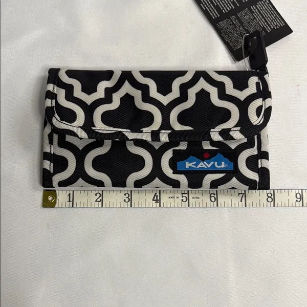 Kavu Black and White Patterned Wallet - Image 5