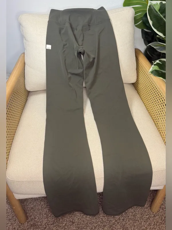 Vuori AllTheFeels Slim Flare Leggings 32" Size XS - Image 5
