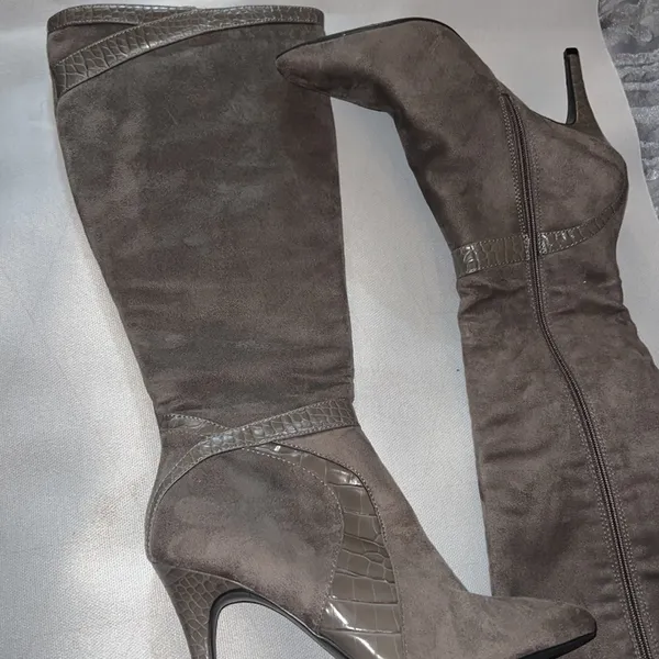 Amelia Grace knee high gray side zip heeled boots. Size 9M - Image 4