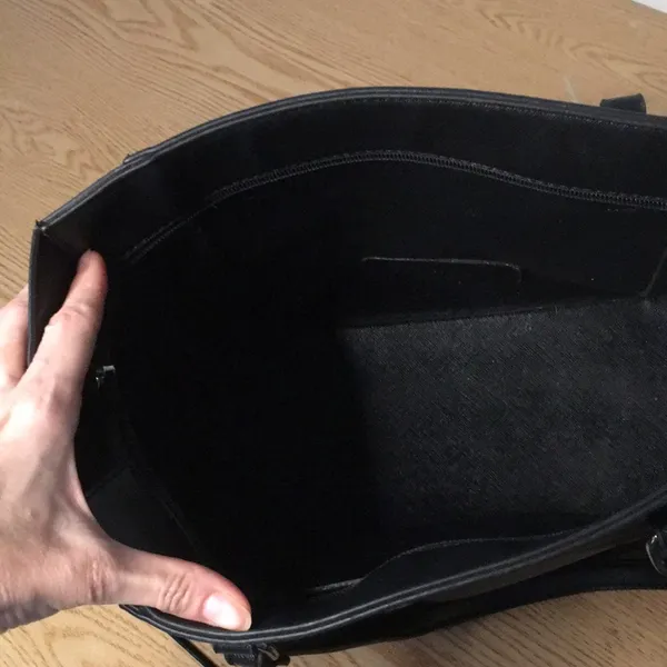 G by Guess Tote Handbag/Purse Black Size 10”H x 15.5” Across x 6” Bottom - Image 5