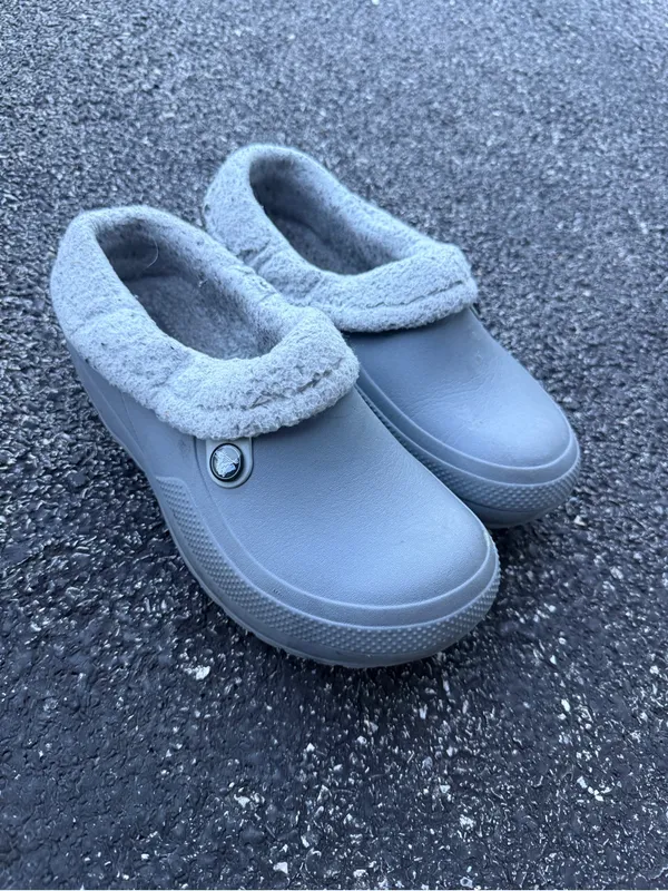 Crocs Faux Fur Lined Clogs Gray Slip On Shoes Women’s 8 Men’s 6 - Image 2