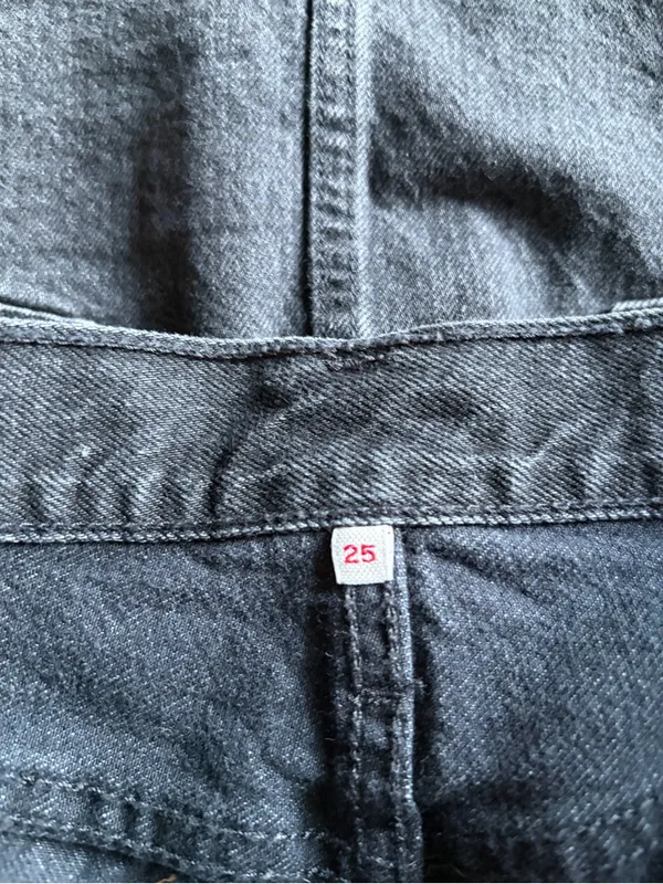 Levis Black/Grey Denim Mini Skirt summer Distressed Button Fly Raw Hem size 25 - Image 3