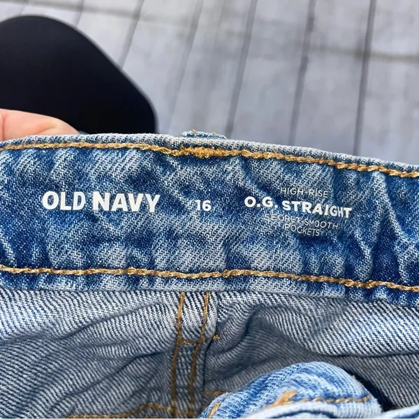 Old Navy Women's high rise OG Straight Denim Shorts - Image 3